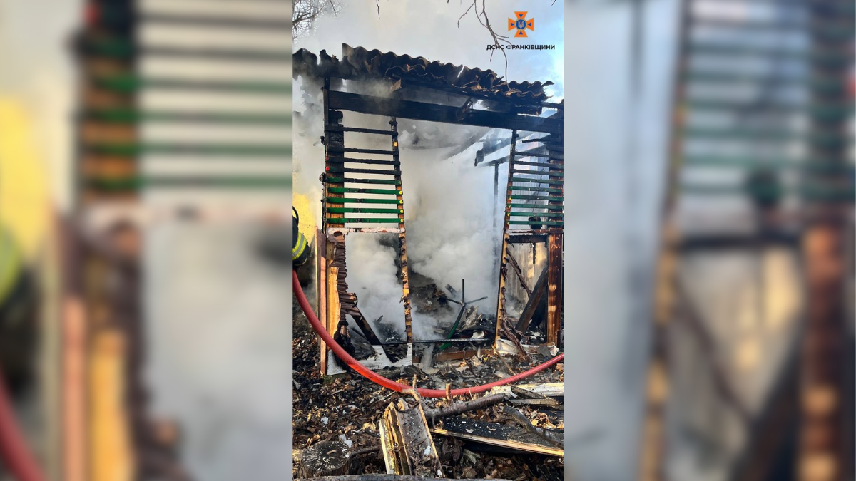 16 грудня на вулиці Шевченка в Івано-Франківську загорілася дерев’яна альтанка