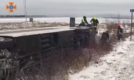 Між селами Надіїв та Раків на Івано-Франківщині рейсовий автобус з’їхав у кювет та перекинувся на бік
