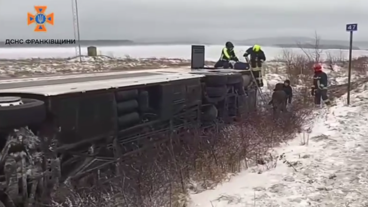 Між селами Надіїв та Раків на Івано-Франківщині рейсовий автобус з’їхав у кювет та перекинувся на бік