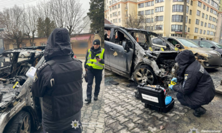 4 грудня в селі Микитинці загорівся автомобіль «Peugeot». Поліцейські встановлюють обставини займання транспортного засобу.
