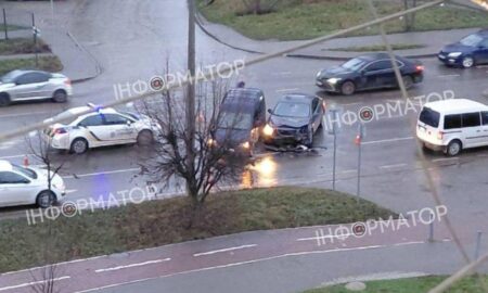 22 грудня на вулиці Довженка у Франківську зіткнулися дві автівки