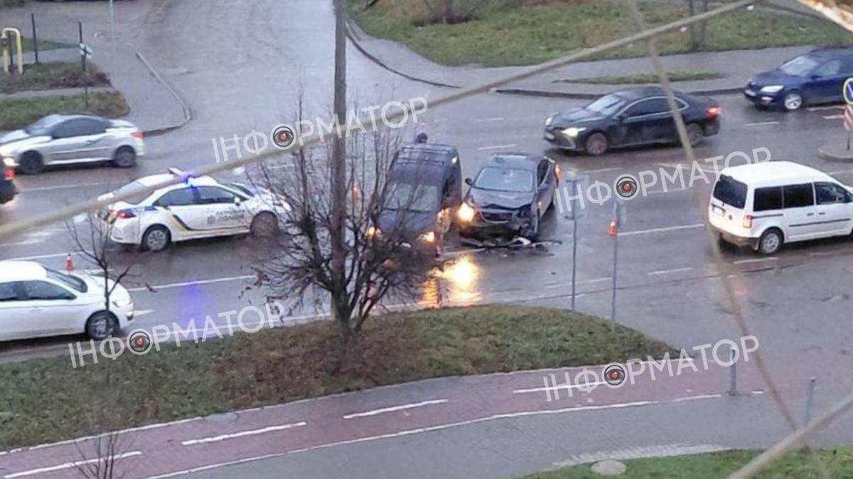 22 грудня на вулиці Довженка у Франківську зіткнулися дві автівки