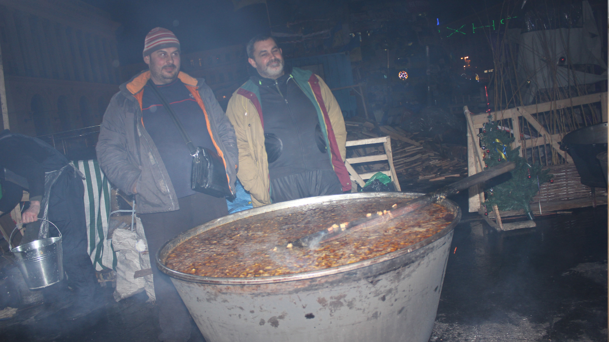 Брати Дорожівські варять борщ на Майдані у Києві