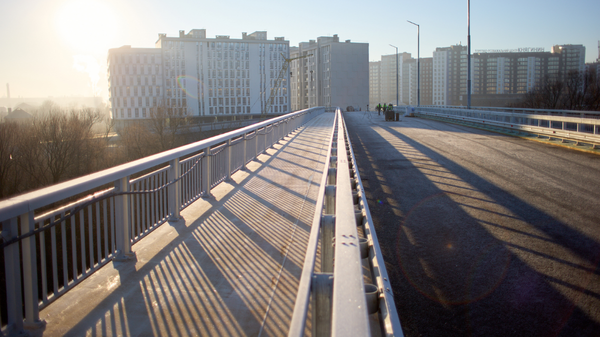 В Івано-Франківську новий міст на Пасічну повністю заасфальтували