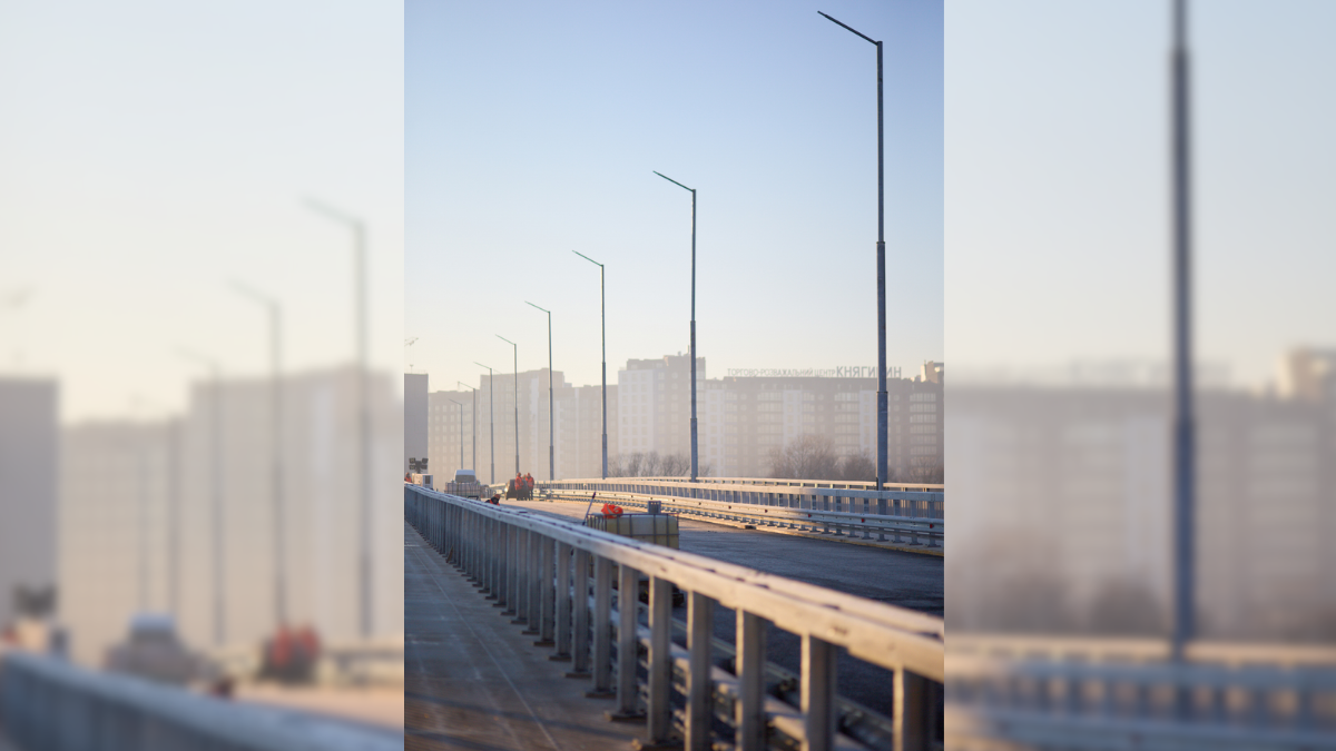 В Івано-Франківську новий міст на Пасічну повністю заасфальтували