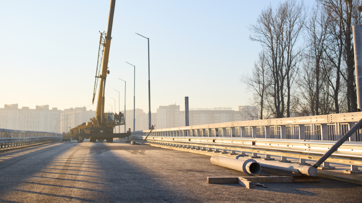 В Івано-Франківську новий міст на Пасічну повністю заасфальтували