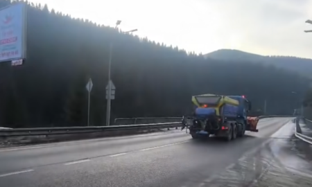 На Івано-Франківщині дорожні служби проводять завчасну обробку автошляхів протиожеледними реагентами та посилюють моніторинг температурних коливань