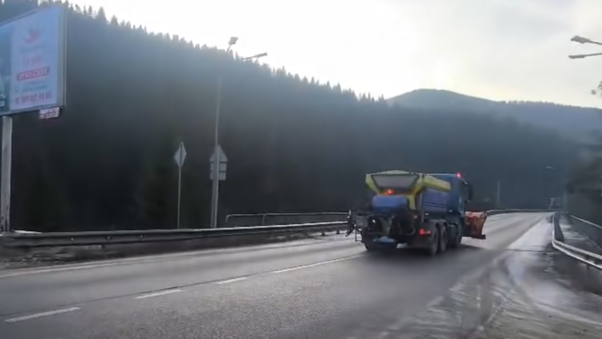 На Івано-Франківщині дорожні служби проводять завчасну обробку автошляхів протиожеледними реагентами та посилюють моніторинг температурних коливань