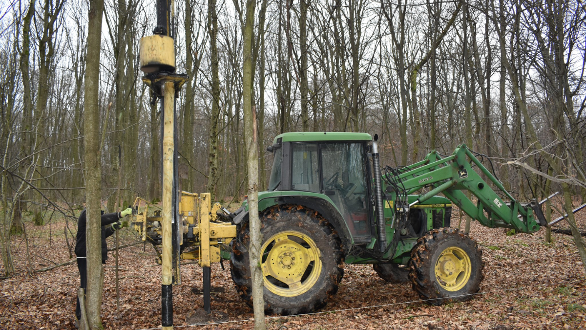 У Галицькому національному природному парку розпочали будівництво нового вольєра для диких тварин.