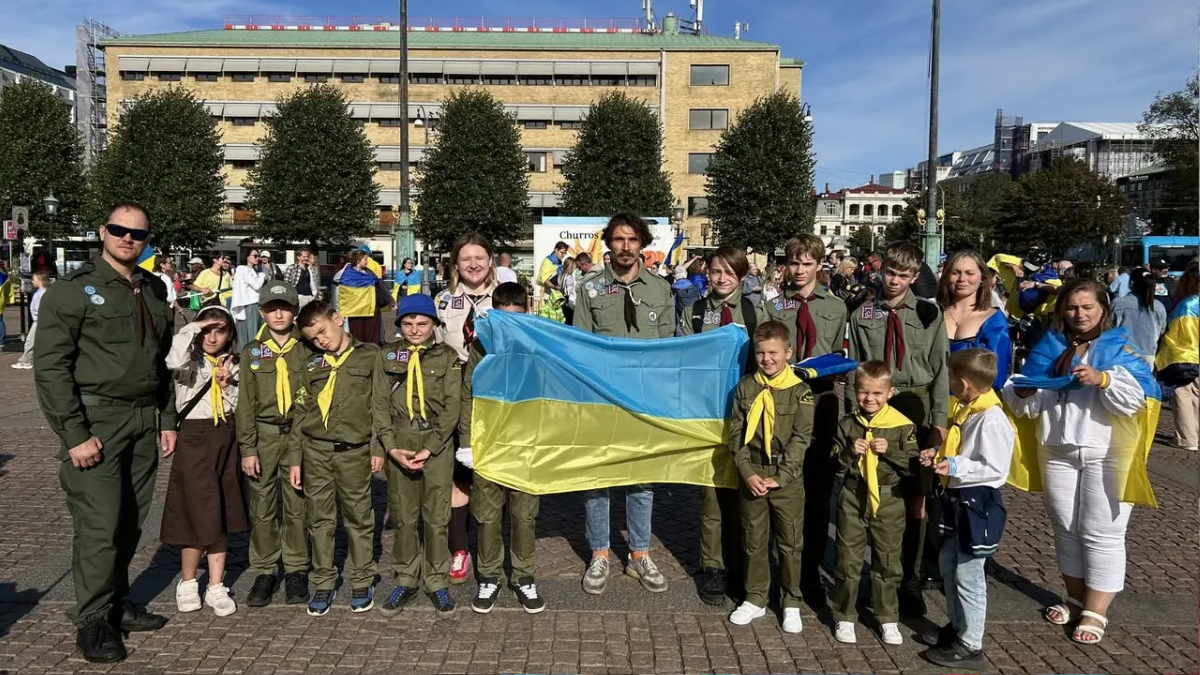 ведські пластуни на мітингу з підтримки України до Дня Незалежності в Гетеборзі. Серпень 2025 року. Фото: Plast ukrainska scouter i Sverige