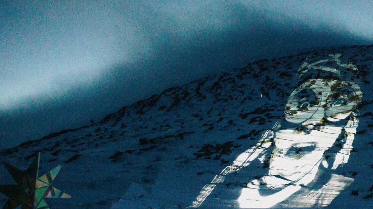 Митець з Івано-Франківська Ярема Стецик спроєктував на схил Малої Говерли фото діючих та загиблих військовослужбовців з усієї України