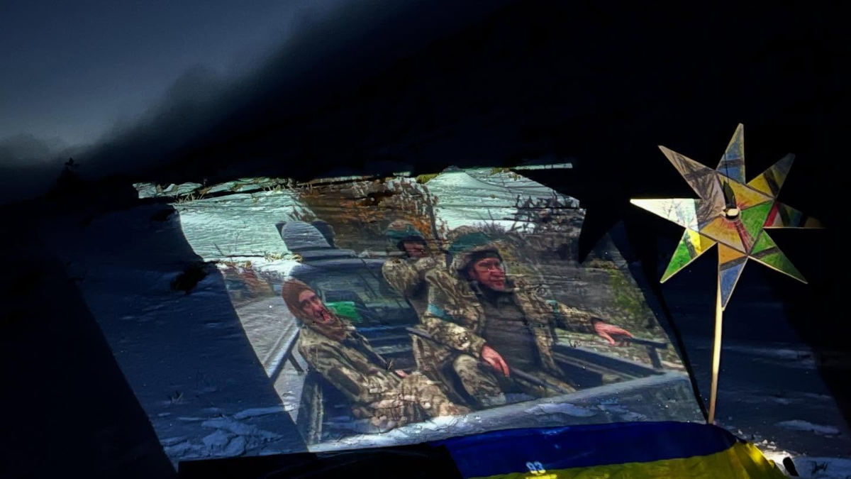 Митець з Івано-Франківська Ярема Стецик спроєктував на схил Малої Говерли фото діючих та загиблих військовослужбовців з усієї України