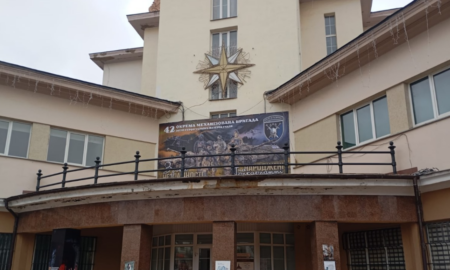 5 грудня, напередодні Дня Збройних Сил України, на ратуші в Івано-Франківську встановили банер на честь воїнів 42 окремої механізованої бригади імені Героя України Валерія Гудзя