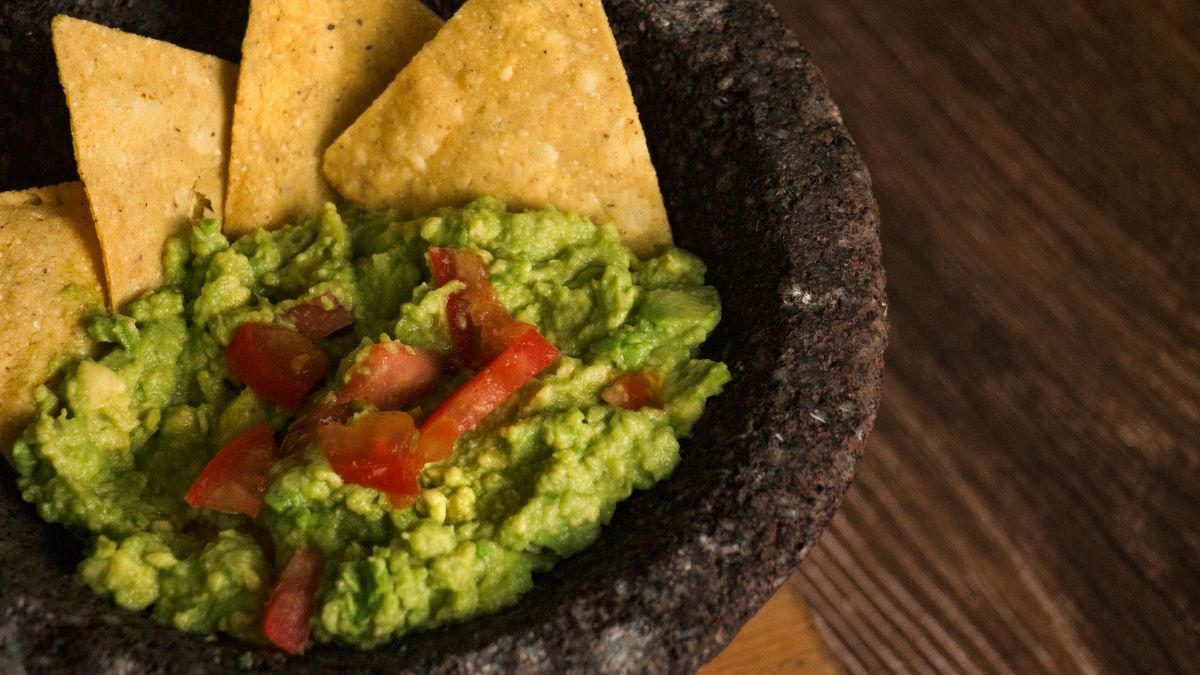 Рецепт мексиканського соусу гуакамоле з авокадо та рожевих томатів