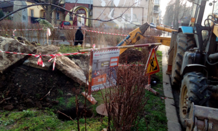 У середмісті Івано-Франківська, на вулиці Івана Франка, виник аварійний порив розподільчої теплової мережі