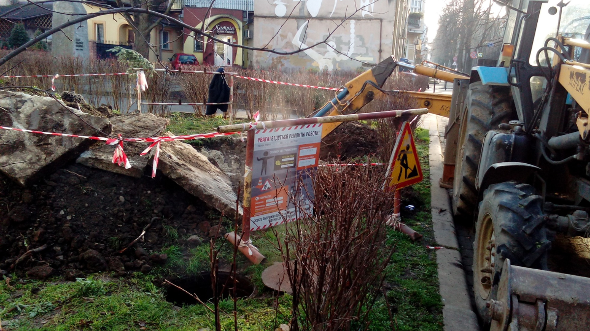 У середмісті Івано-Франківська, на вулиці Івана Франка, виник аварійний порив розподільчої теплової мережі