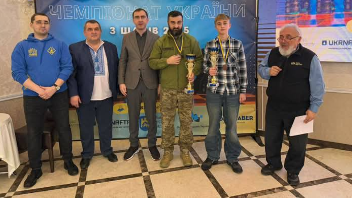 Максим Паньків (другий справа) – призер Чемпіонату України з шахів серед чоловіків
