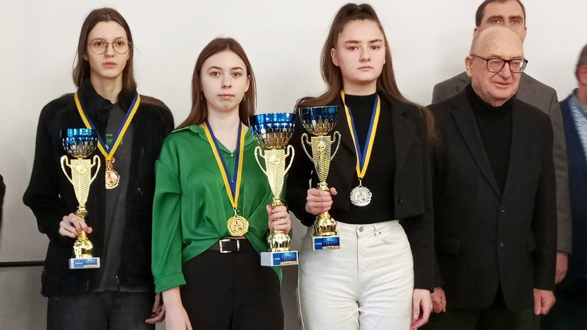 Людмила Іваницька (третя зліва) – призерка Чемпіонату України з шахів серед жінок.