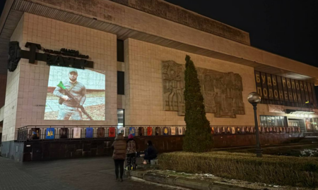 На стінах Франківського драмтеатру спроєктували світлини полеглих бійців