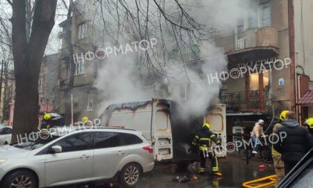 1 грудня на вулиці Шевченка в Івано-Франківську загорівся мікроавтобус