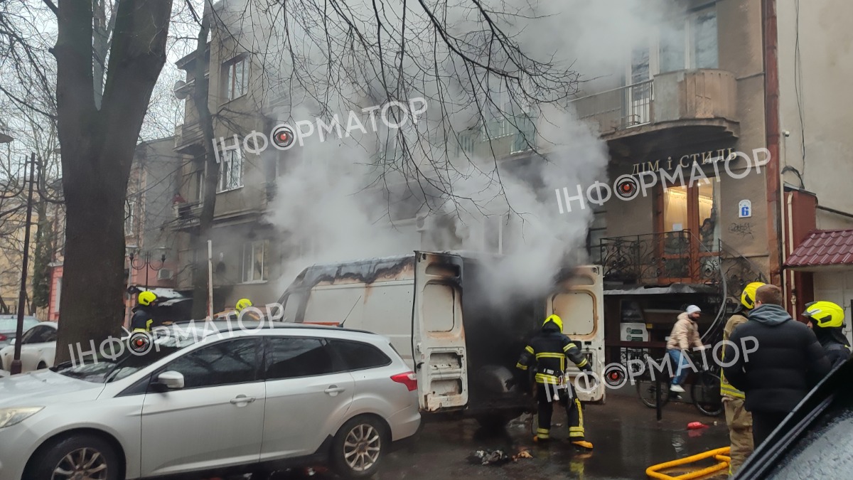 1 грудня на вулиці Шевченка в Івано-Франківську загорівся мікроавтобус