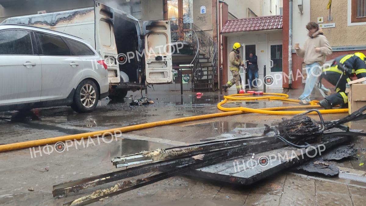 1 грудня на вулиці Шевченка в Івано-Франківську загорівся мікроавтобус