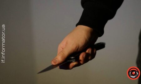 Ввечері 8 грудня на вулиці Довженка в Івано-Франківську невідомий поранив військовослужбовця в магазині