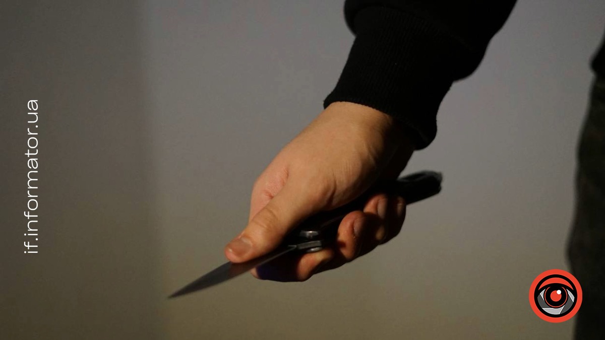 Ввечері 8 грудня на вулиці Довженка в Івано-Франківську невідомий поранив військовослужбовця в магазині