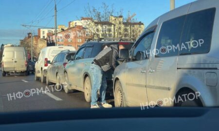 «Не дотримався безпечної дистанції»: у Франківську зіштовхнулися чотири авто