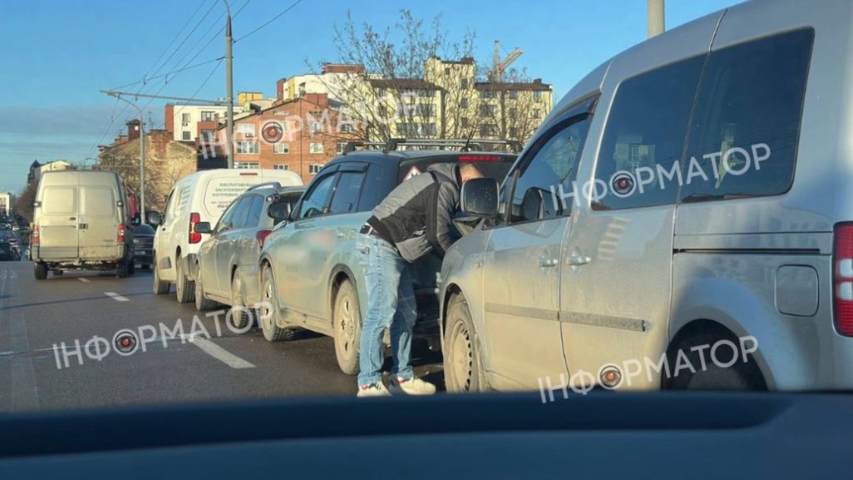 «Не дотримався безпечної дистанції»: у Франківську зіштовхнулися чотири авто