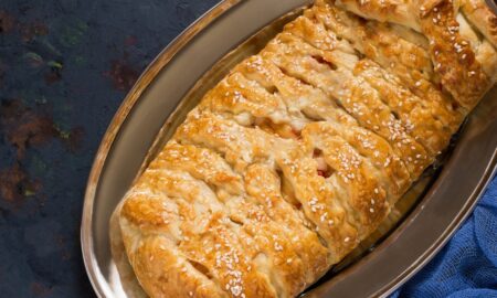 Простий рецепт пирога із куркою, сиром та шпинатом