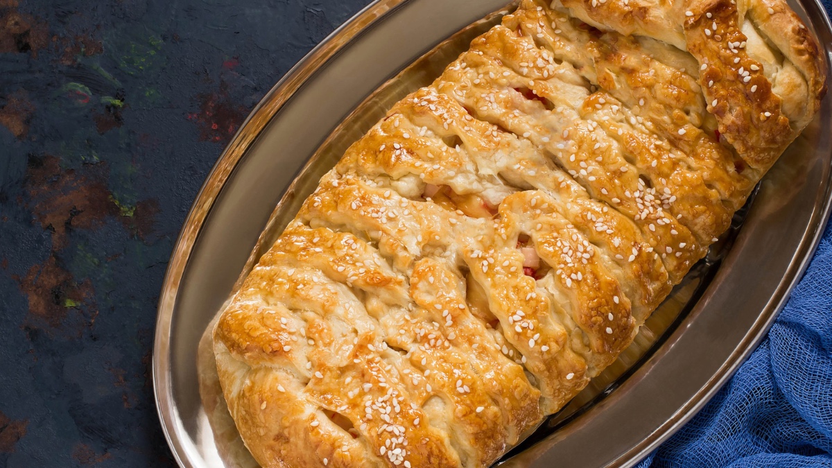 Простий рецепт пирога із куркою, сиром та шпинатом