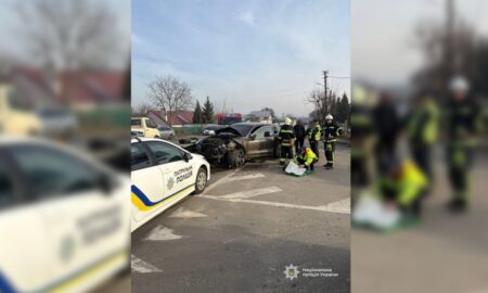 Смертельне зіткнення: в аварії у Франківську загинула одна людина, двох — госпіталізували