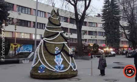 В Івано-Франківську на Вічевому майдані встановили ялинку, створену з піксельної тканини та прикрашену українськими мотивами