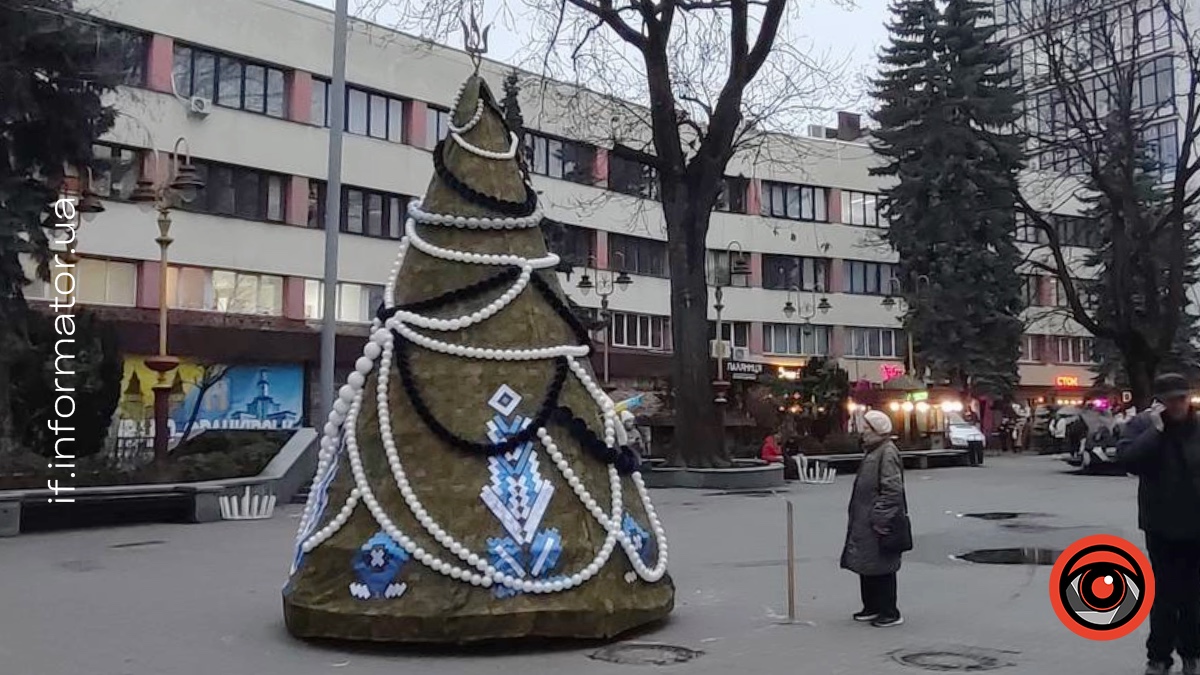 В Івано-Франківську на Вічевому майдані встановили ялинку, створену з піксельної тканини та прикрашену українськими мотивами