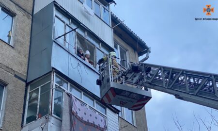Горіли речі домашьного вжитку: у Франківську ліквідували пожежу та врятували двох дітей (ВІДЕО)
