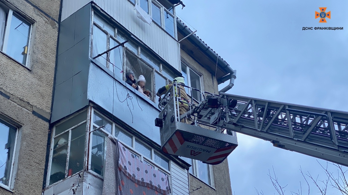 Горіли речі домашьного вжитку: у Франківську ліквідували пожежу та врятували двох дітей (ВІДЕО)