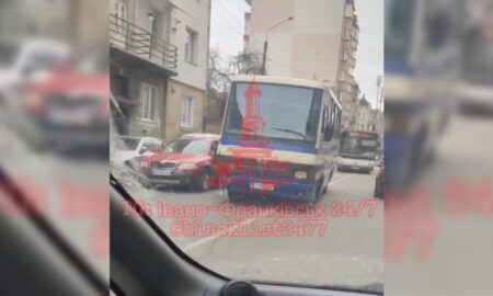 На вулиці Мулика у Франківську водій легковика врізався в автобус