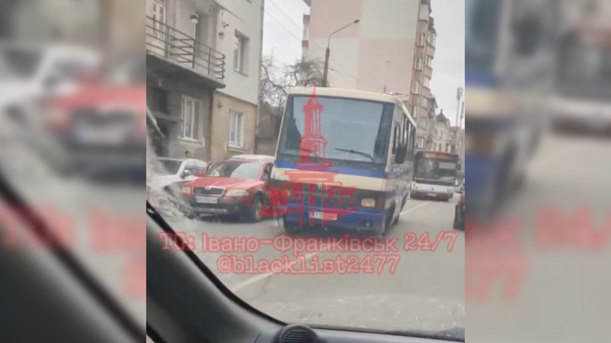 На вулиці Мулика у Франківську водій легковика врізався в автобус