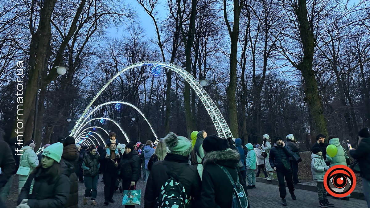 В Івано-Франківську відкрили новорічну ялинку в парку Шевченка