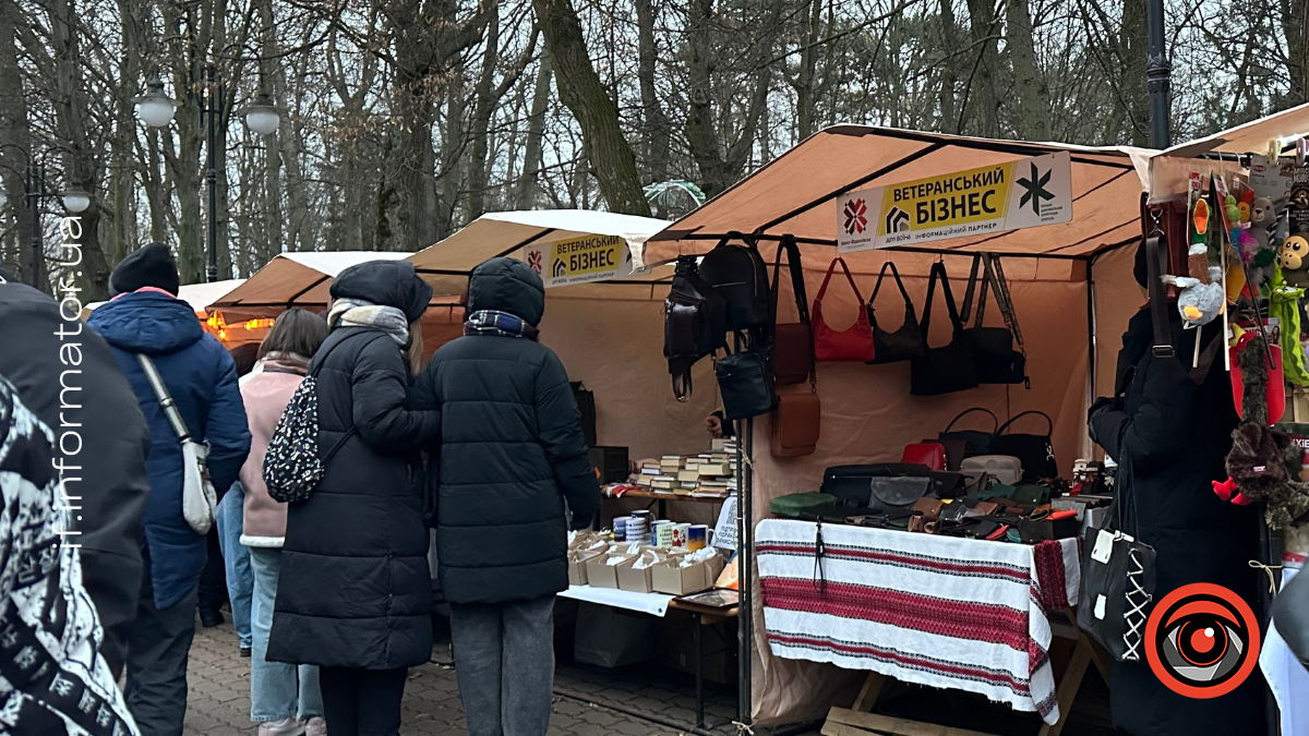 В Івано-Франківську відкрили новорічну ялинку в парку Шевченка
