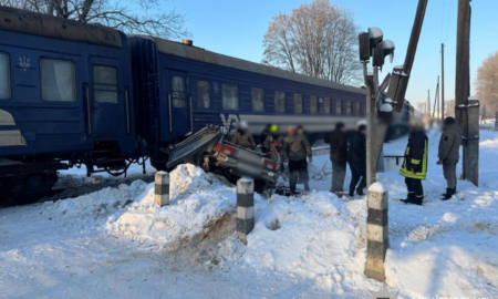 На Прикарпатті потяг зіштовхнувся з легковиком