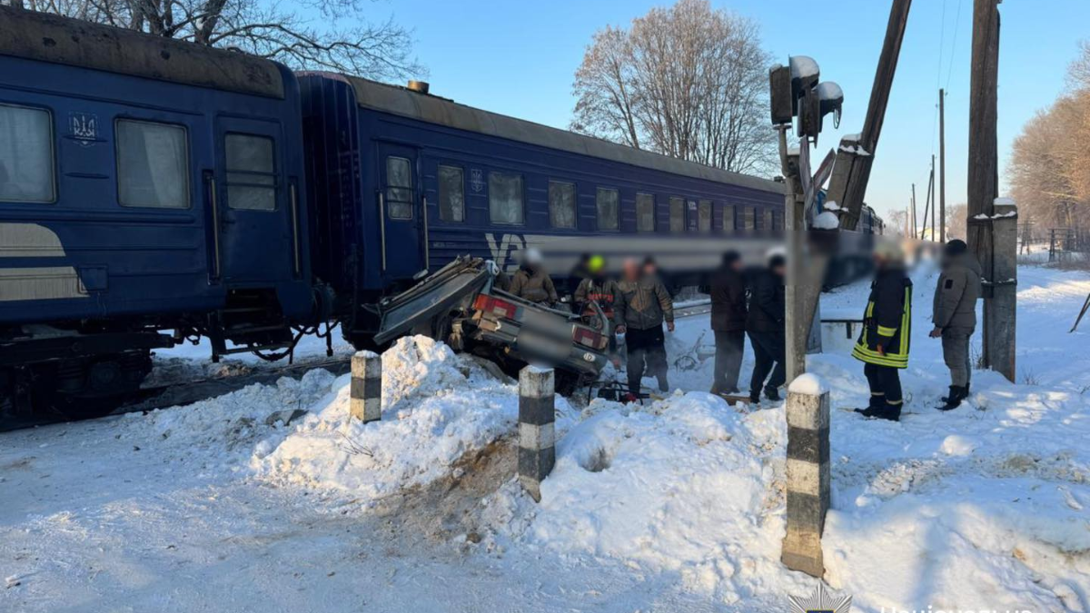 На Прикарпатті потяг зіштовхнувся з легковиком