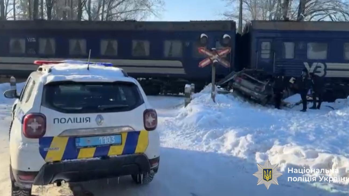 На Прикарпатті потяг зіштовхнувся з легковиком