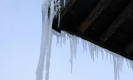 Що робити, коли сніг і крига з даху пошкодили авто: поради франківського юриста