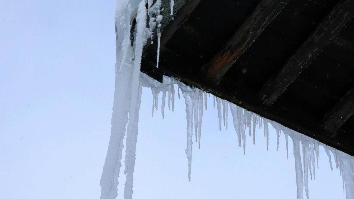 Що робити, коли сніг і крига з даху пошкодили авто: поради франківського юриста