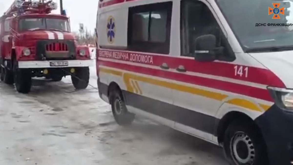 27 січня в селі Угорники Отинійської територіальної громади Коломийського району рятувальники відбуксирували автомобіль швидкої медичної допомоги