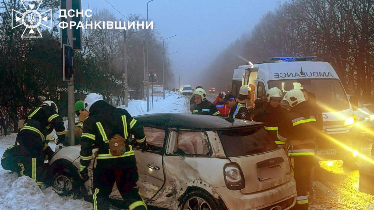 На Прикарпатті у ДТП з легковиком і мікроавтобусом травмувались п’ятеро людей