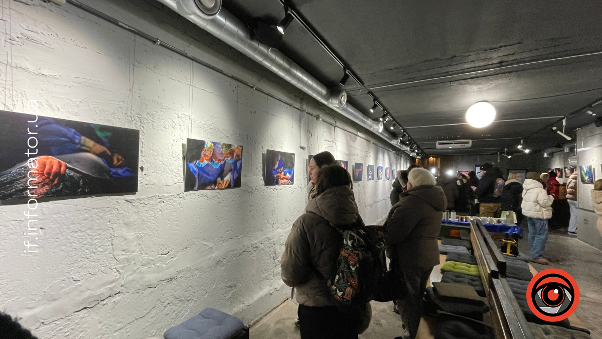 Відкриття фотовиставки "Руки між життям і війною"