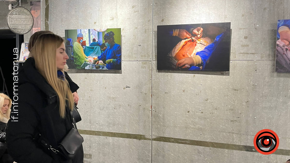 Відкриття фотовиставки "Руки між життям і війною"